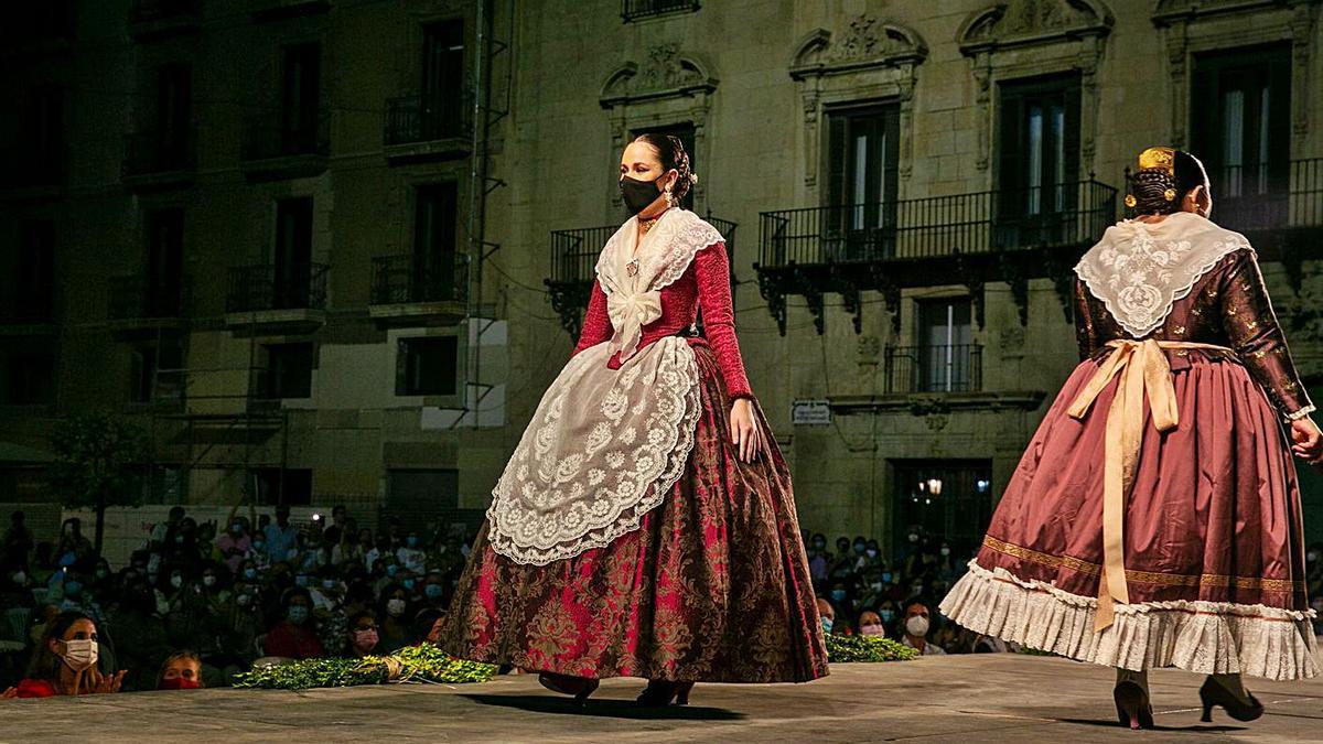 Desfile de indumentaria de trajes de las Hogueras de Alicante celebrado el mes pasado.  | RAFA ARJONES