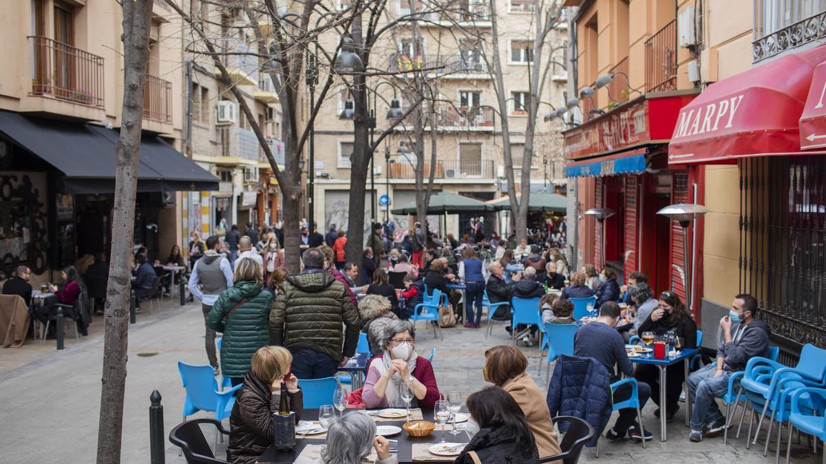 Una terraza de Zaragoza, repleta de gente.