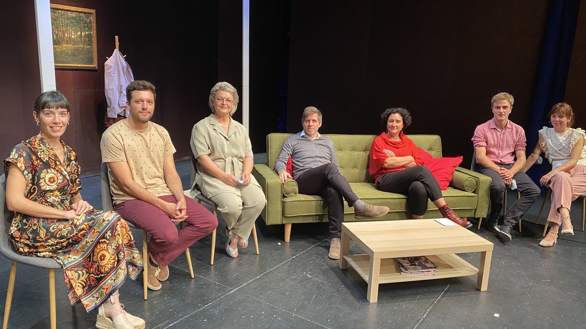 El repartiment amb Yanes i el regidor Miquel Cuenca, al centre.