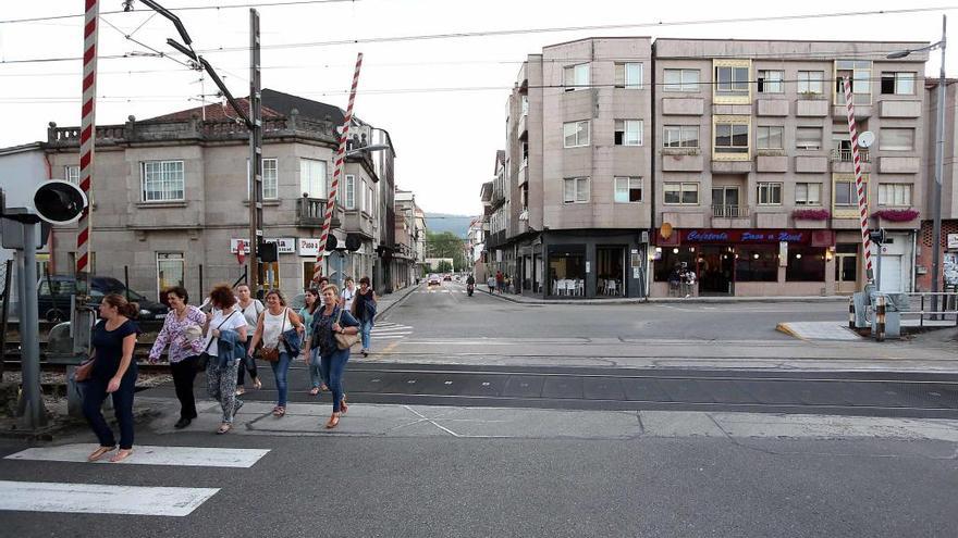 Peatones en el paso a nivel de O Porriño (archivo). // M.A. Hernández