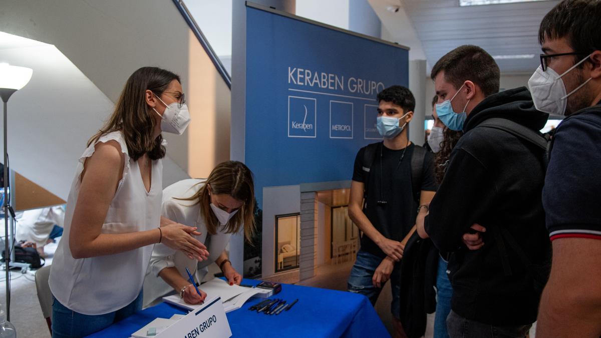 Feria de Empresas 2021 en el vestíbulo de la Escuela Superior de Tecnología y Ciencias Experimentales.