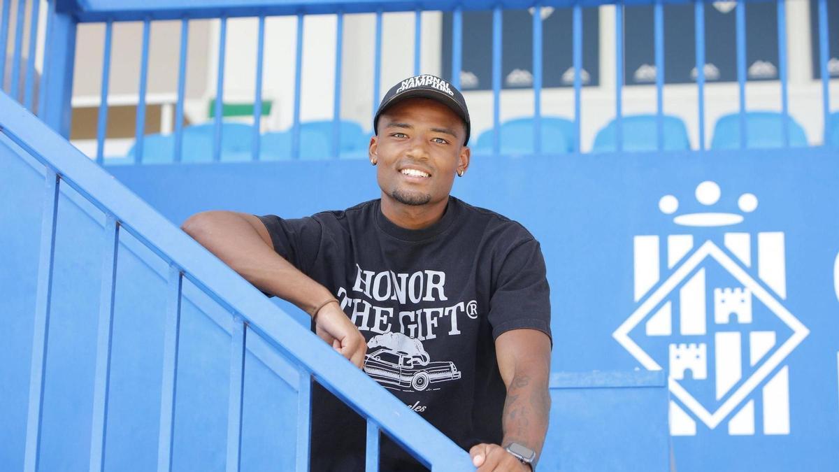 Fabrice Montcheu posa en el Estadi Balear