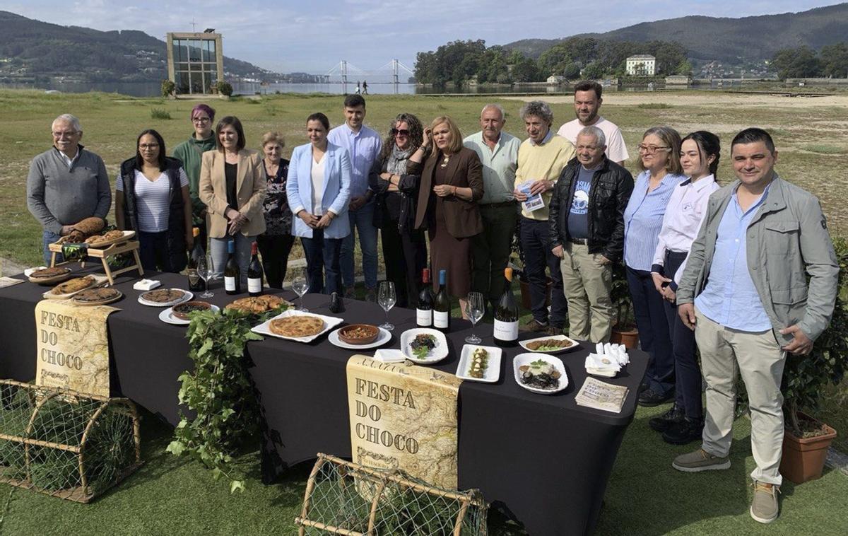 Presentación de la Festa do Choco de Redondela, con la alcaldesa en el centro, este viernes en la playa de Cesantes.
