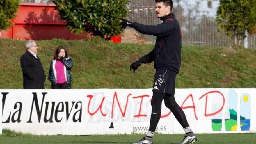 Sergio realiza indicaciones durante un entrenamiento.