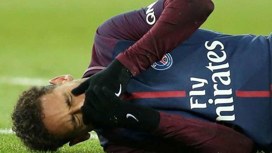 Neymar, en el suelo, tras lesionarse el quinto metatarsiano. // Reuters