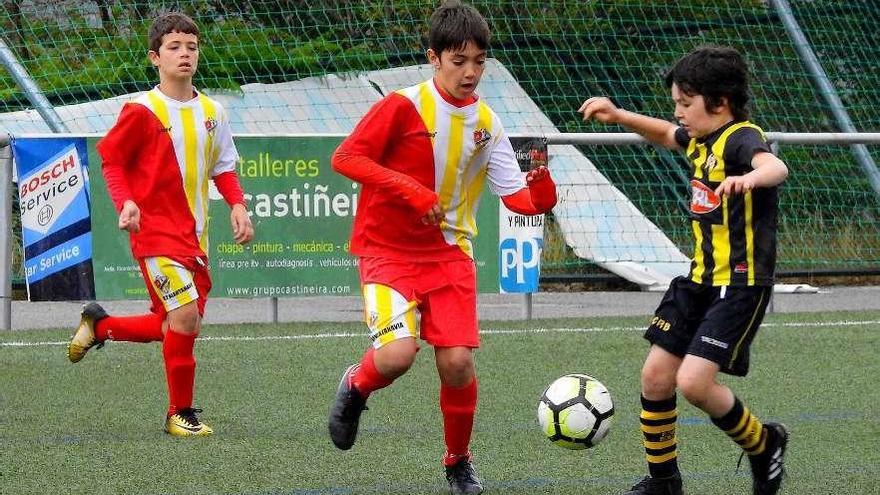 Un jugador del Rápido de Bouzas y otro del Alertanavia disputan un balón ayer en Fragoselo. // José A. Díaz