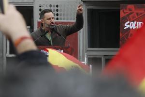 El líder de Vox, Santiago Abascal, pronuncia un discurso durante una manifestación convocada por su partido contra la subida de precios.