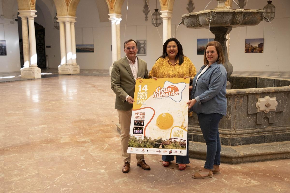 La presidenta de Iprodeco, Dolores Amo (centro), y el alcalde de Villafranca, Francisco Palomares, en la presentación de la Gran Huevada.