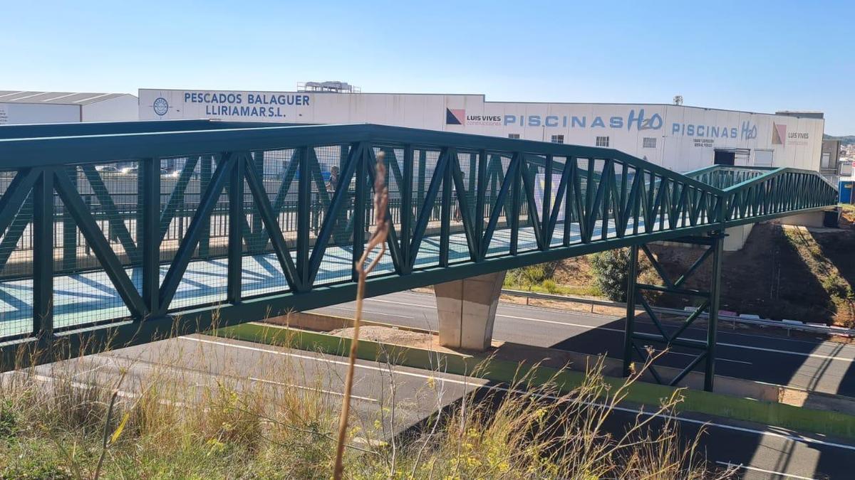 Nueva pasarela peatonal instalada sobre la CV-35 en Llíria
