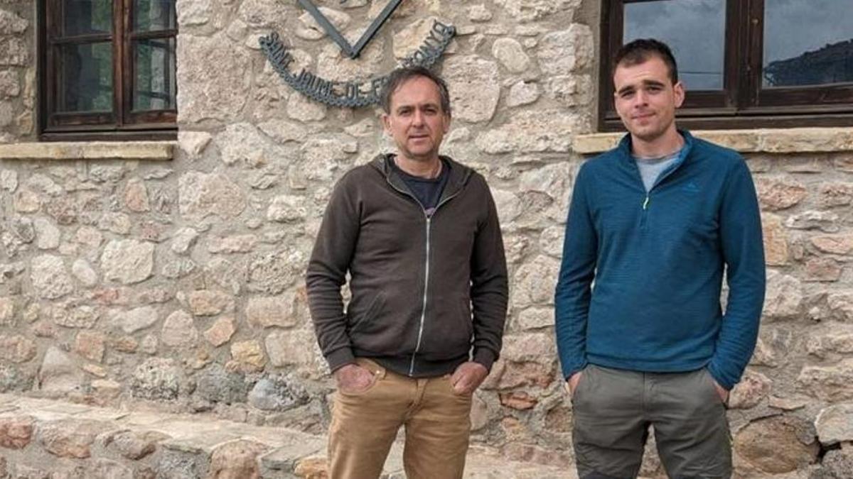 Manel Anselmo y Nil Anselmo ante el ayuntamiento de Sant Jaume de Frontanyà