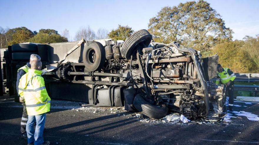 Una colisión de dos camiones obliga a cortar tres horas la autopista AP-9 en Abegondo