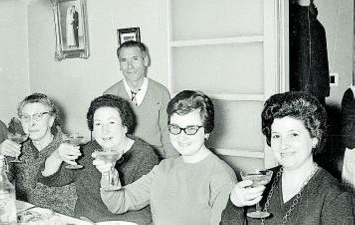 Mujeres brindando en Bescanó (Girona), en 1963.