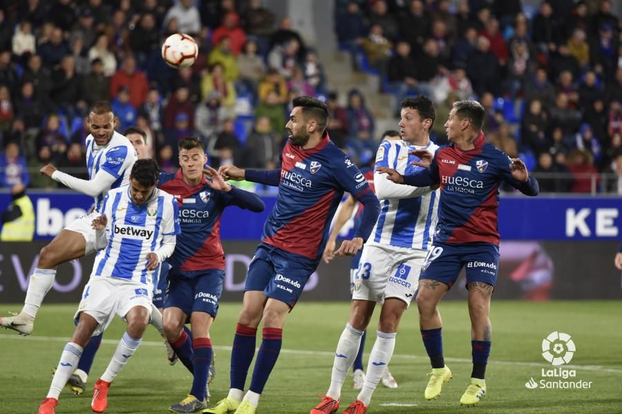 El Huesca deja Primera con un triunfo