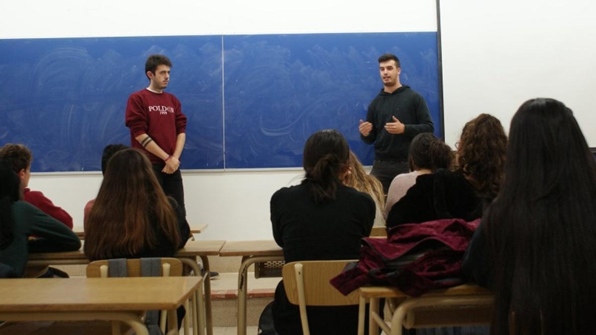 Sergi Berlanga y Sergi Llusà, mentores del proyecto Horitzons, en el INS Miquel Biada de Mataró.