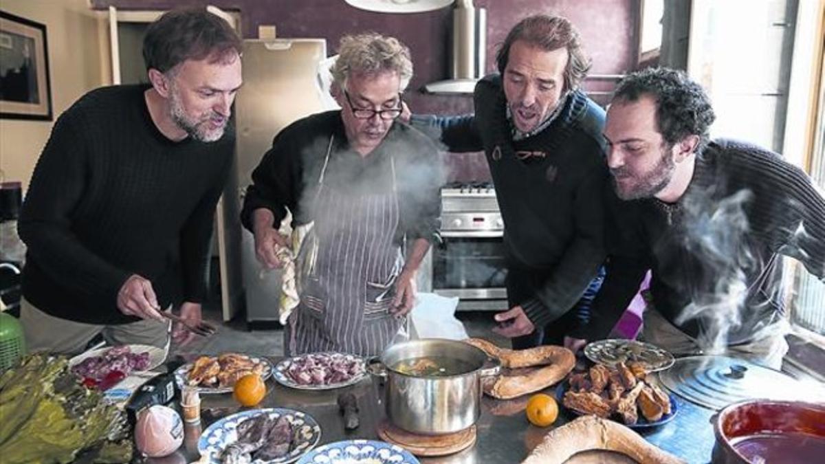 Marc Caellas, a la izquierda, practica junto al cocinero Carles Poy y los dos actores protagonistas de 'Guiris go home' la receta del arroz.