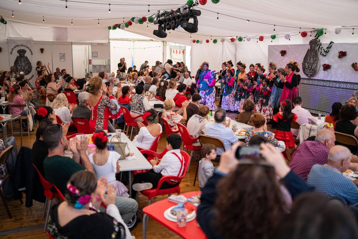 Ambiente en la Feria de Abril de Barcelona, en el recinto del Fòrum, durante la jornada del Primero de Mayo. El evento encara este viernes su último fin de semana de actividad antes de la clausura. Ambiente en la Feria de Abril de Barcelona, en el recinto del Fòrum, durante la jornada del Primero de Mayo. El evento encara este viernes su último fin de semana de actividad antes de la clausura.