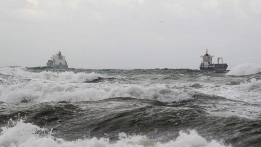 Dos buques atracados cerca de la bocana del puerto de Valencia, el pasado sábado