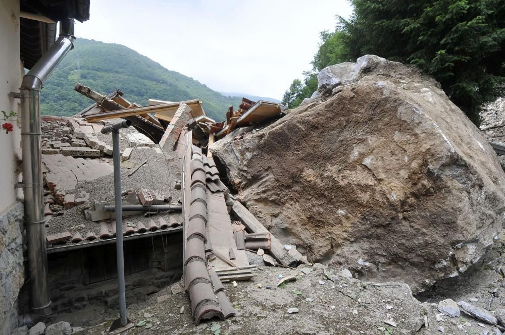 Un argayo obliga a desalojar un pueblo en Lena