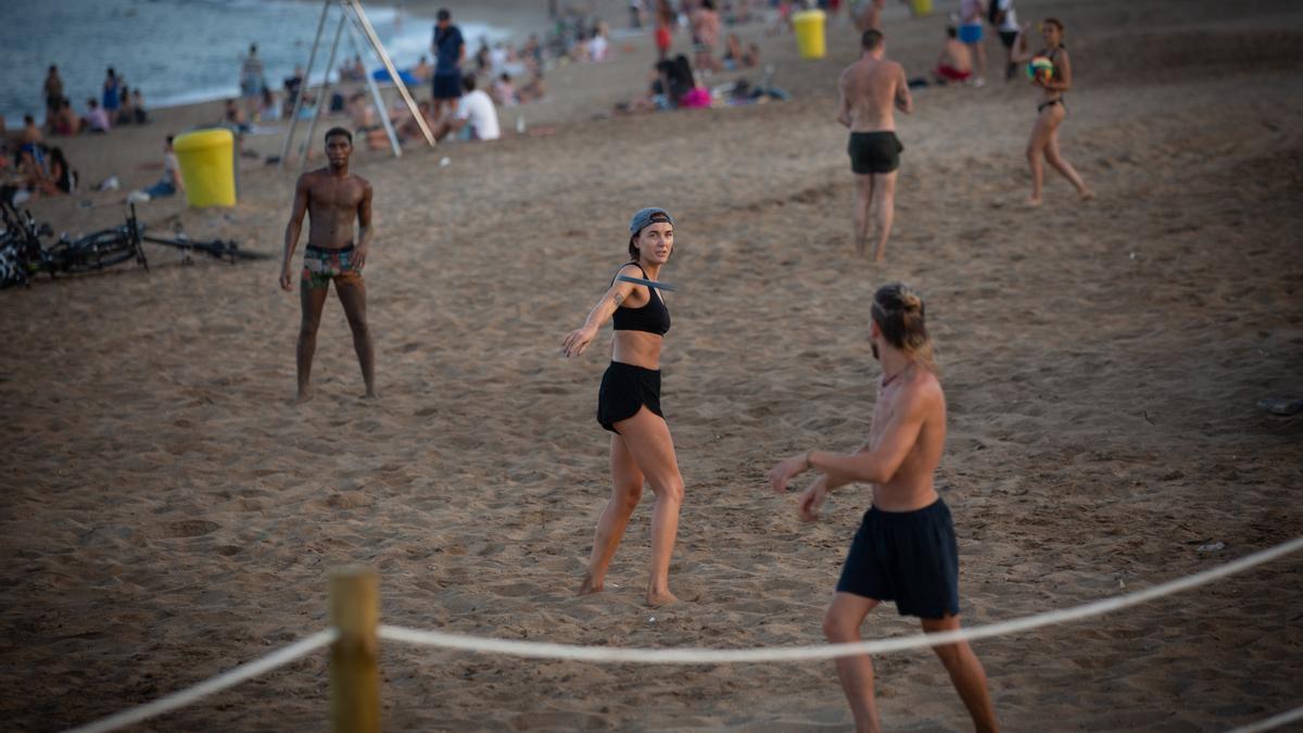 Banyistes juguen a la platja a Barcelona