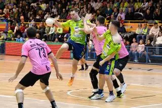 El Balonmano Caja Rural Zamora se juega mucho hoy en Torrelavega