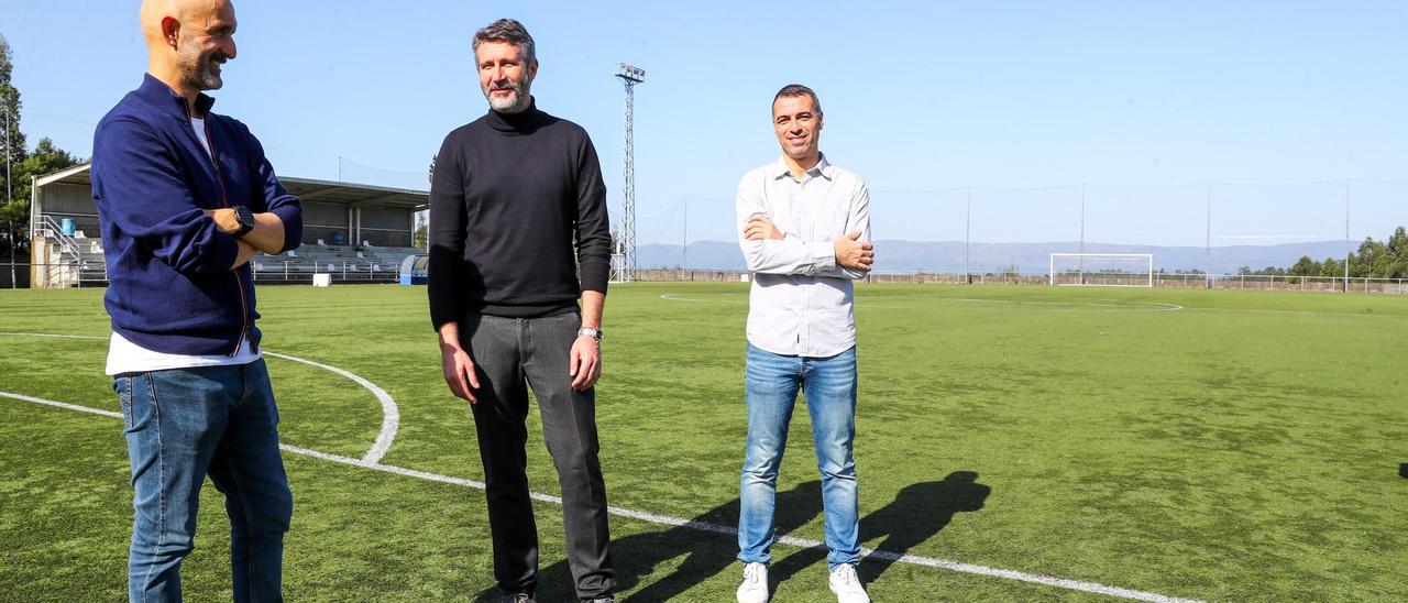 Un momento de la visita de la comitiva del gobierno local a O Berdón.