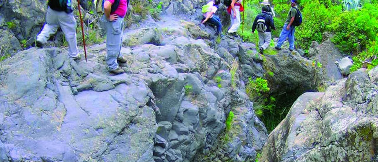 Senderistas por pilancones de agua en el barranco del Draguillo.