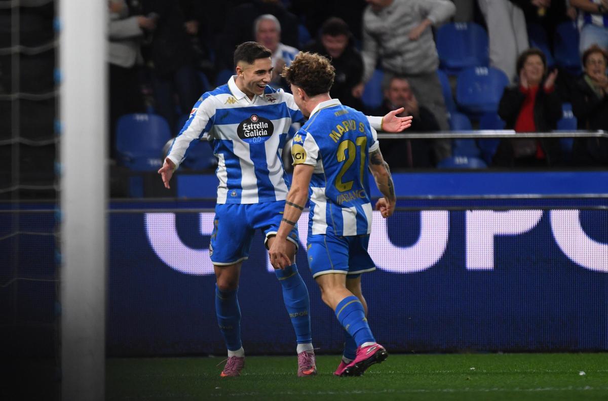 Yeremay y Mario Soriano celebran un gol del Deportivo en Riazor