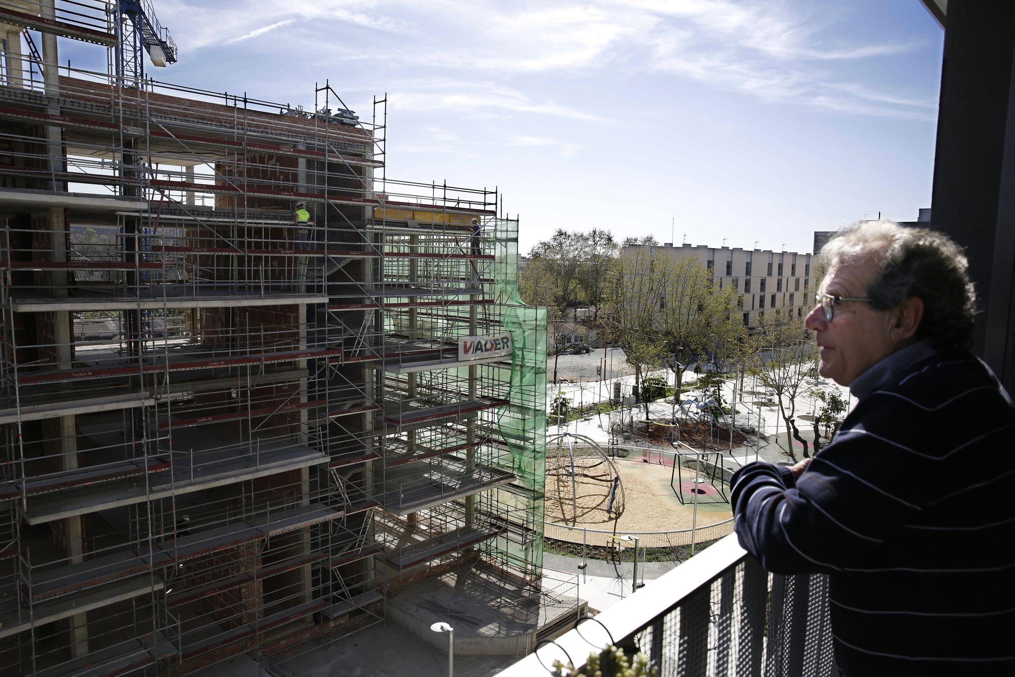 Cristóbal Baños, vecino de las Casas Baratas del Bon Pastor, observa las obras en el barrio desde su nueva vivienda.