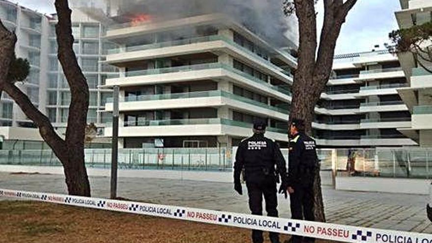 Agents de la Policia Local de Platja d&#039;Aro amb el bloc en flames.