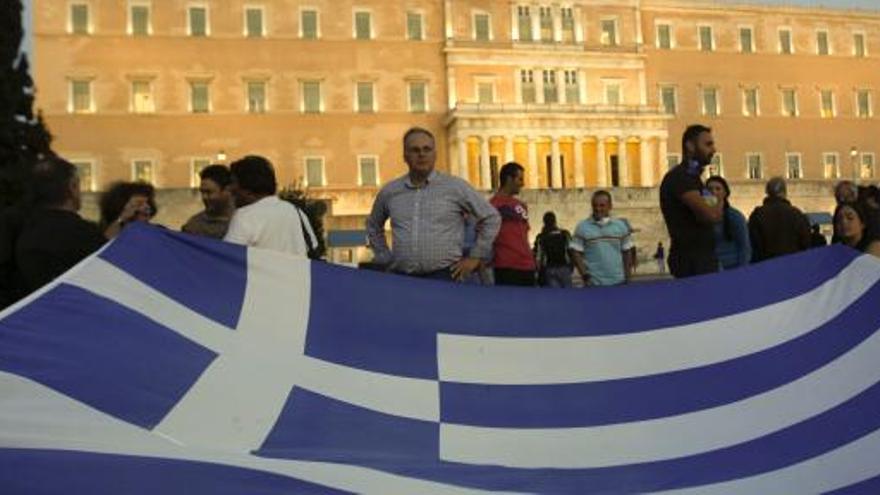 Ciudadanos griegos protestan en Atenas contra los recortes del Gobierno heleno.