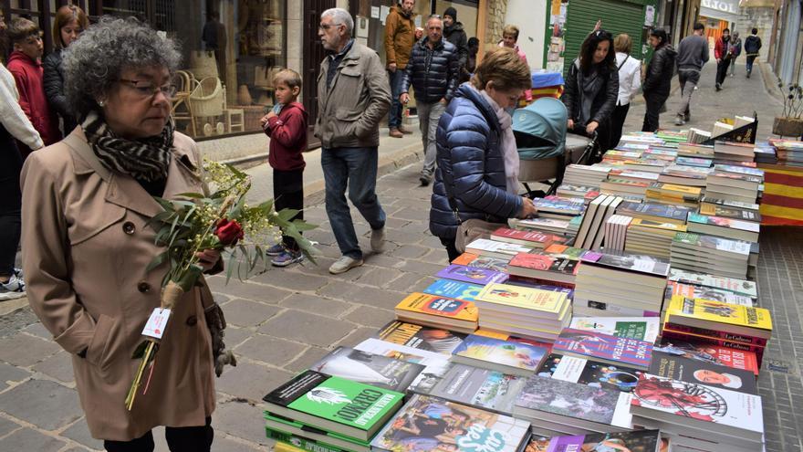 Berga viu un matí de Sant Jordi amb bona afluència de gent