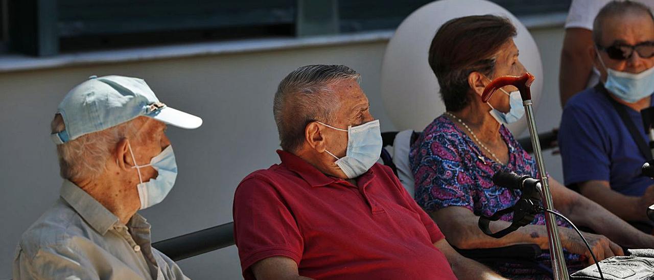 Un grupo de ancianos, en una residencia