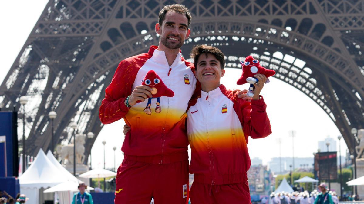 Álvaro Martín y María Pérez, junto a la emblemática Torre Eiffel