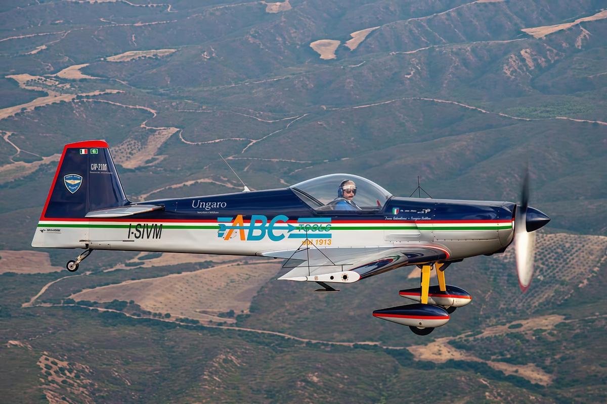 Luca Salvadori, en su avioneta.