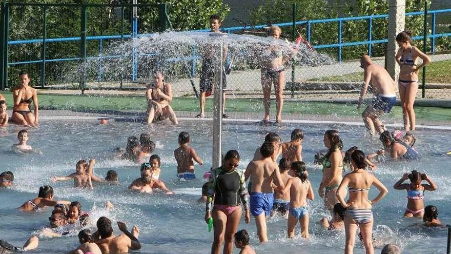 Bañistas en la piscina infantil de Oira. // Iñaki Osorio