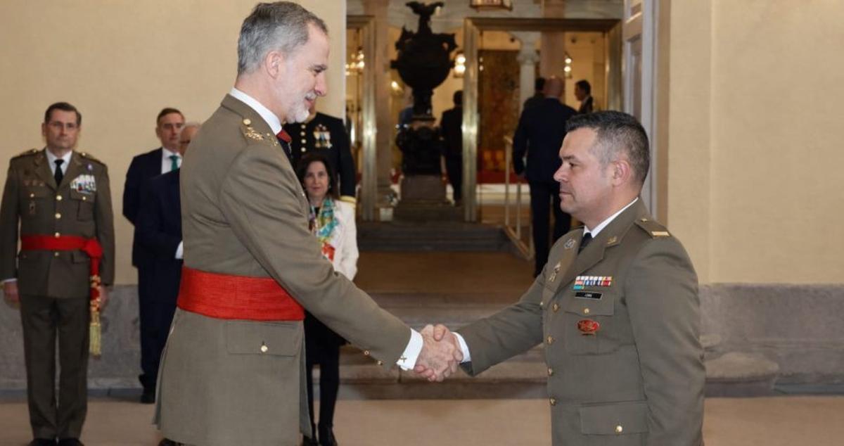 El militar residente en Pontevedra recibe el saludo del rey. | FDV
