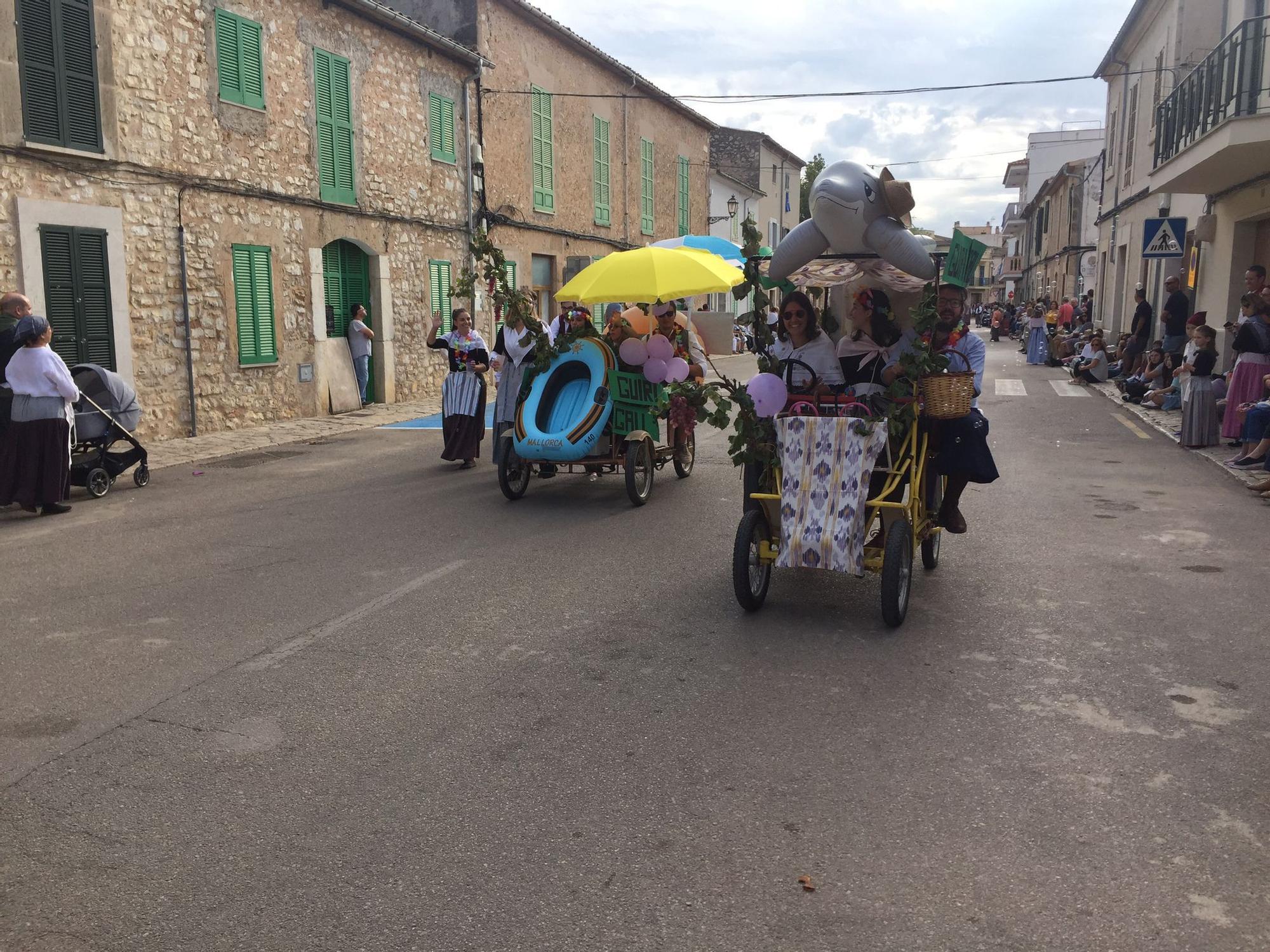 Binissalem asiste en masa a un colorido desfile de carrozas