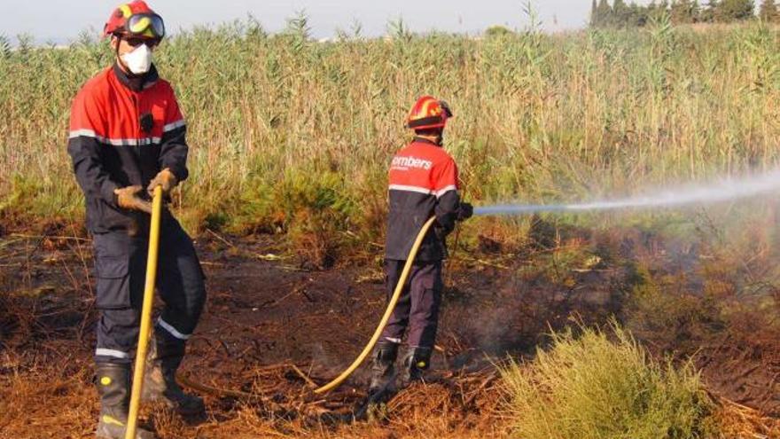 Una imagen de la semana pasada de los bomberos sofocando un incendio en el parque natural.