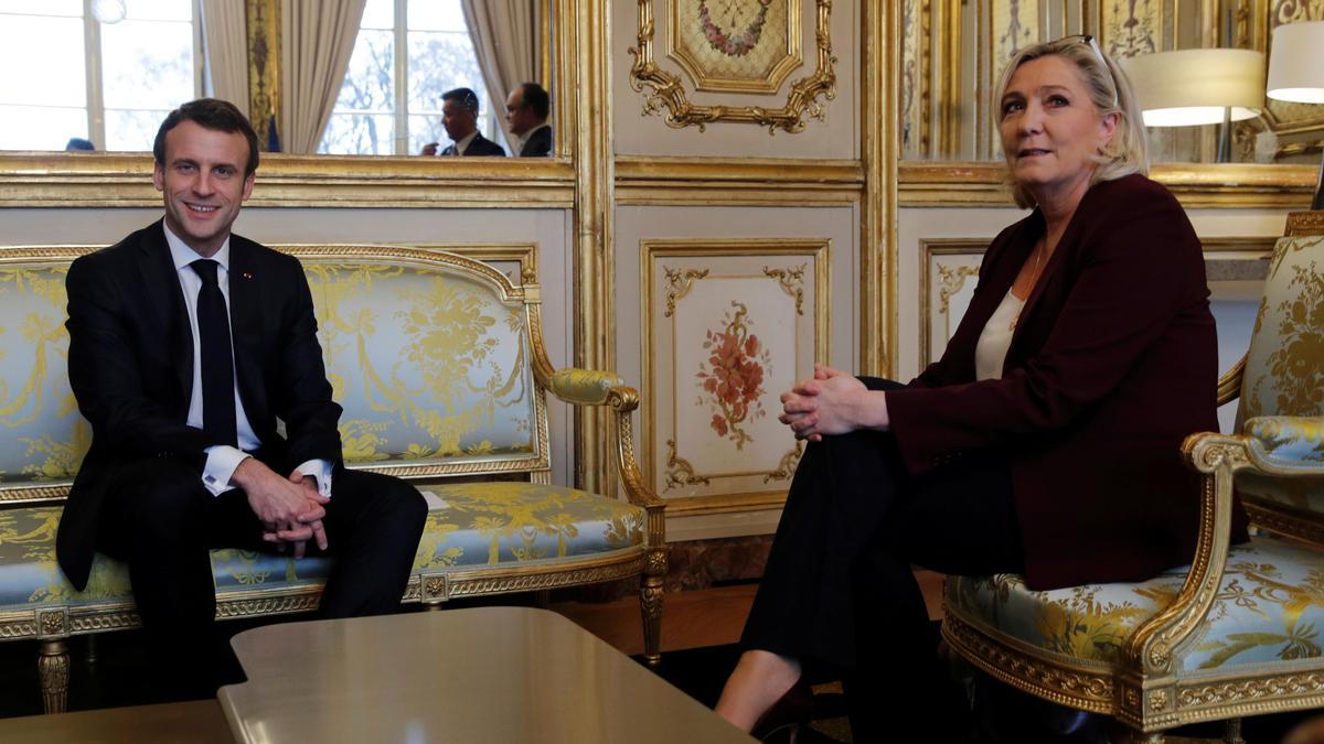 una imagen de Emmanuel Macron y Marine Le Pen.