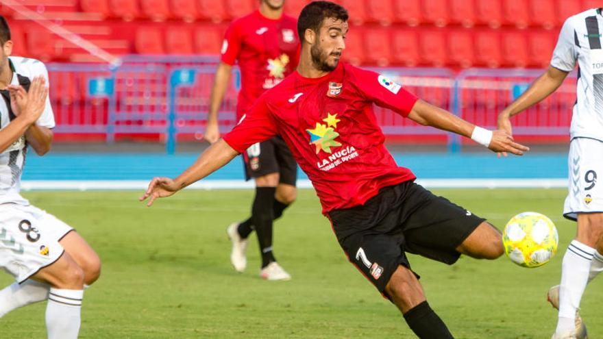 El delantero de La Nucía Fofo remata en el partido ante el Castellón