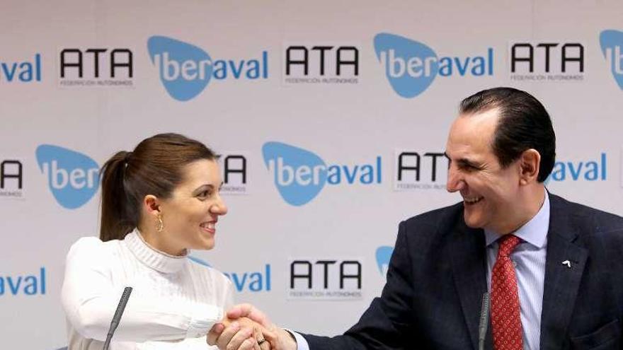 El presidente de Iberaval, José Rolando Álvarez, y la presidenta de ATA Castilla y León, Soraya Mayo, en la firma del acuerdo.