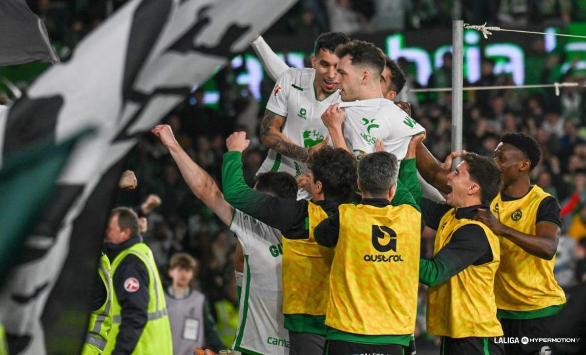 Íñigo Vicente celebra el gol del Racing ante el Córdoba.
