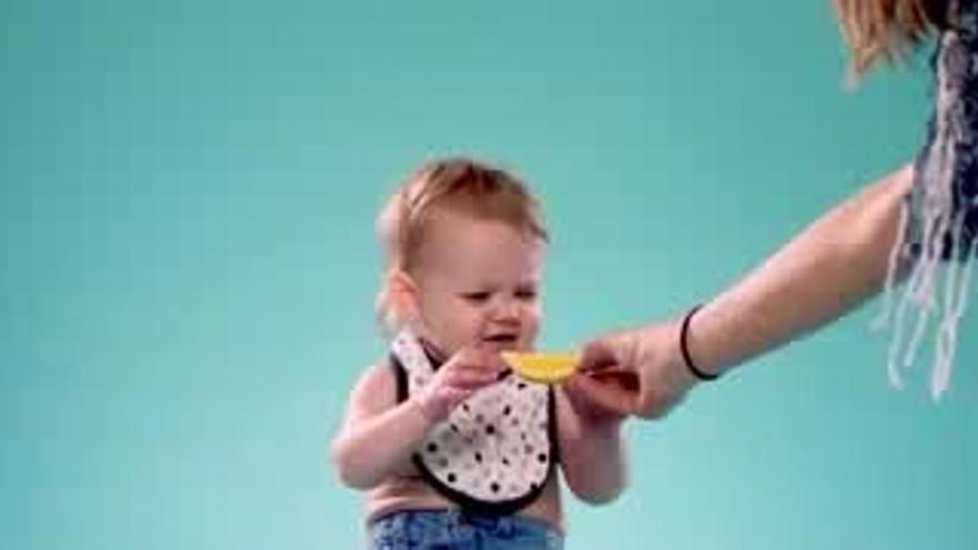 ¿Qué ocurre cuando un bebé chupa un limón?