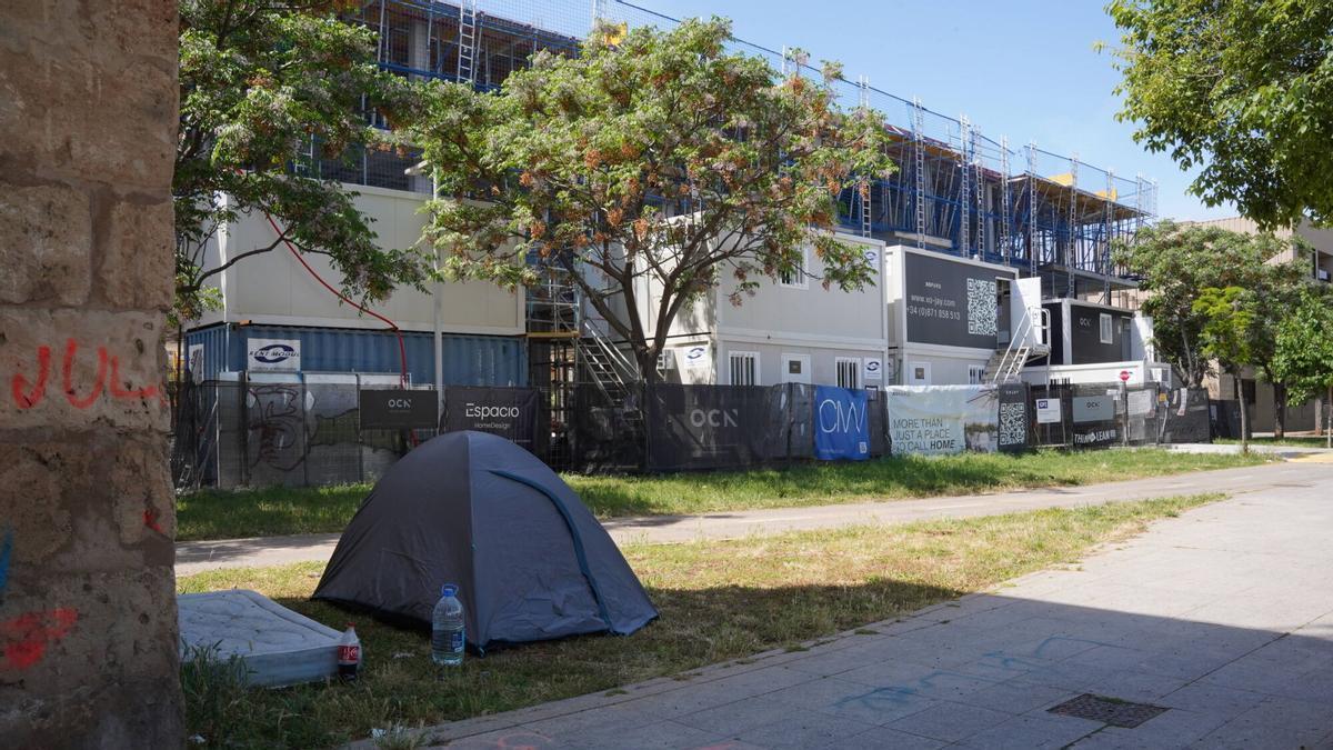 VÍDEO | El Nou Llevant de Palma, un barrio de contrastes: una tienda de campaña a los pies de viviendas de lujo en construcción