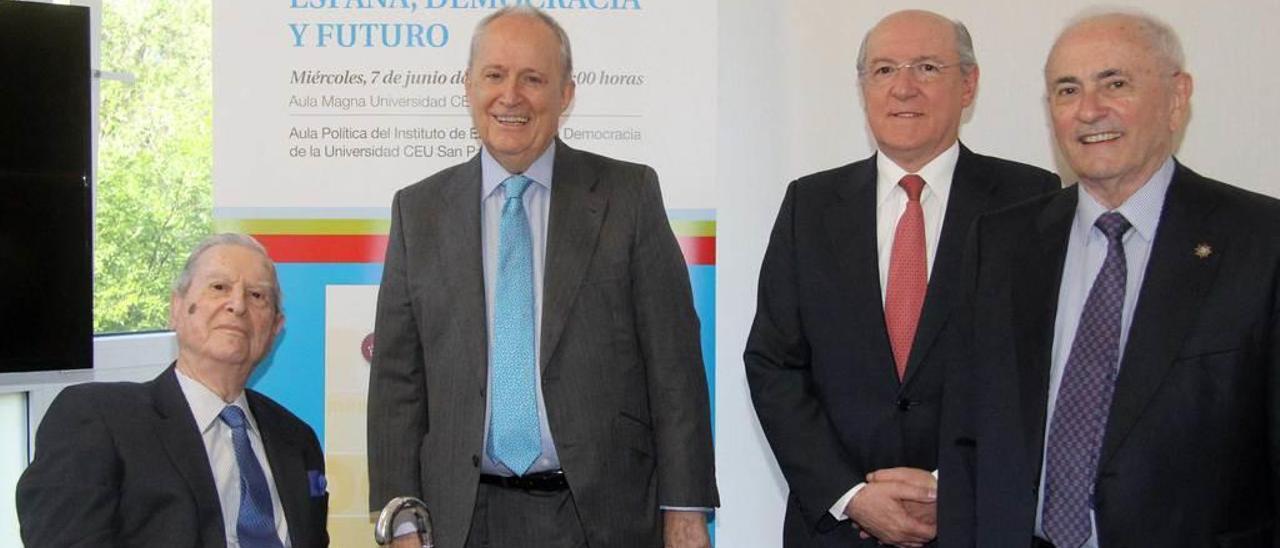 De izquierda a derecha, los premiados, Fernando Osorio y García de Cortázar, con Carlos Romero, presidente de la Fundación San Pablo CEU, y José Manuel Otero Novas, presidente del Instituto de Estudios de la Democracia.