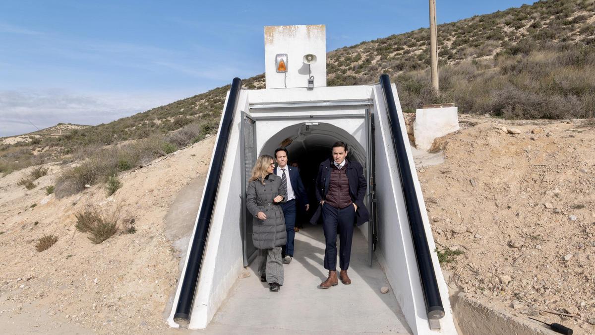 La vicepresidenta del Gobierno de Aragón, Mar Vaquero, en una vista al polvorín de Instalaza en Zaragoza.