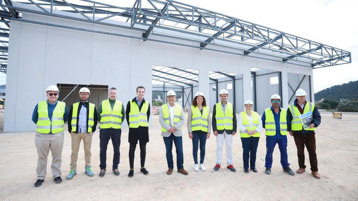 Visita de las autoridades municipales e insulares, ayer, en Son Bugadelles.