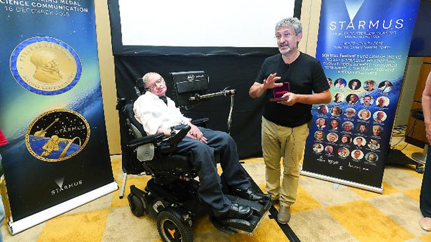 Israelian, junto a Hawking, en la edición de este año del Starmus en Tenerife.