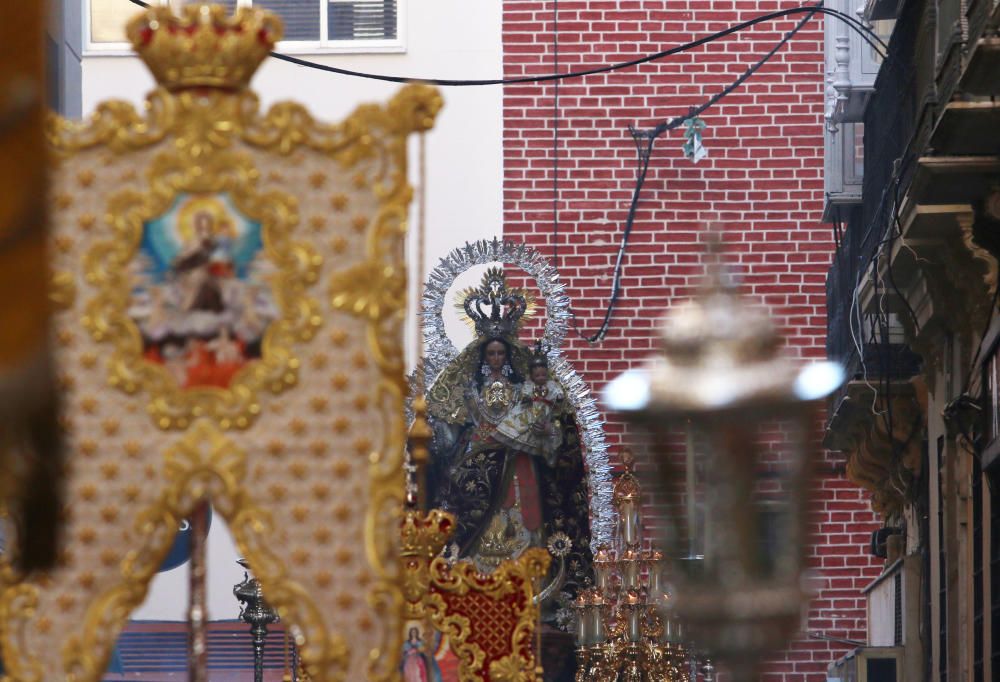 La tercera salida procesional de la Virgen de los Remedios recorre las calles del Centro de Málaga tras iniciar el cortejo desde la iglesia de los Mártires.