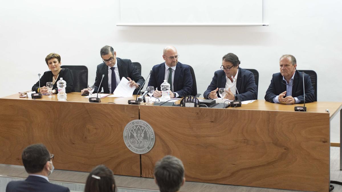 De izq. a dcha. Belén Fernández, vicerrectora de Infraestructuras; el rector, José Luján; el director gerente del SMS, José Ponce; el director de la Granja Veterinaria, Guillermo Ramis; y Tomás Fernández Aparicio, jefe del Servicio de Urología del Morales Meseguer